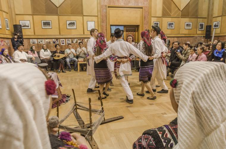 Veszélyeztetett nyelvváltozat kötetekbe mentve: nyelvi kincs a „csángó”–magyar szótár