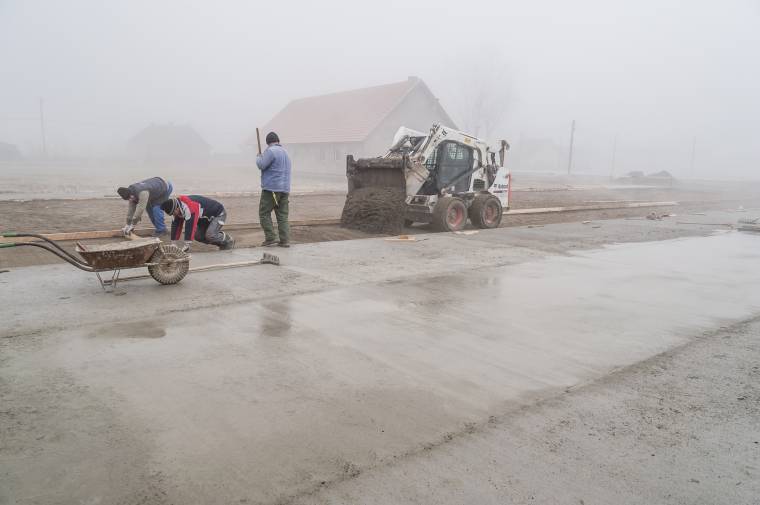 Így születik egy szabadtéri jégpálya