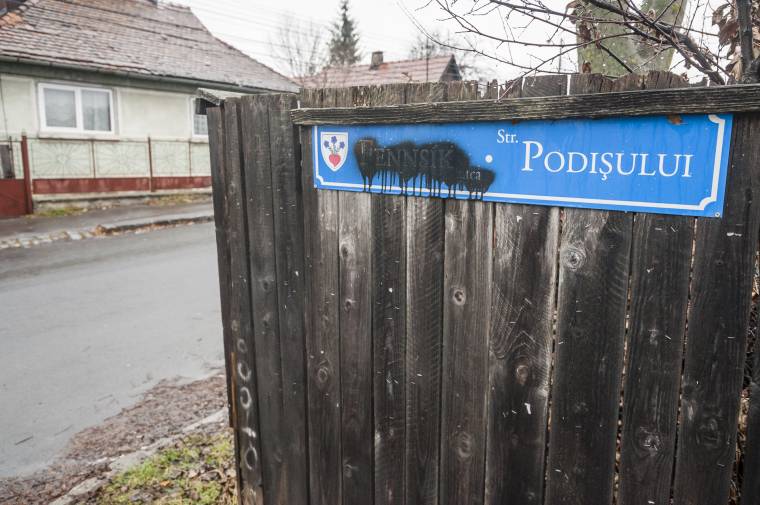 Lefestették egy csíkszeredai utcanévtábla magyar feliratát
