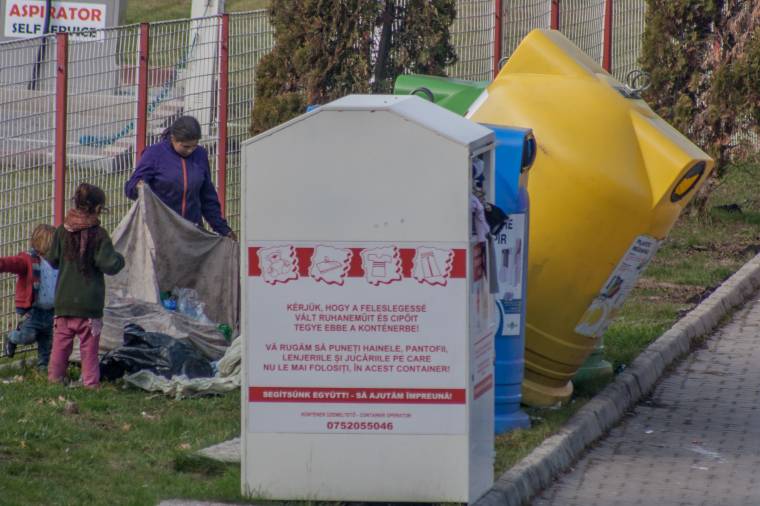 Így ürítik ki a guberálók a szelektív hulladéktárolót