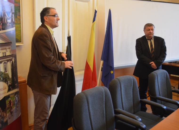 Eltávolított lobogók helyett fekete zászló