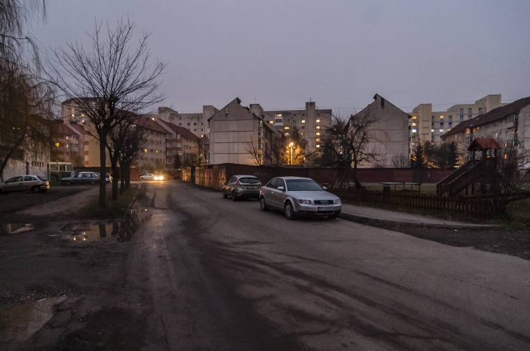 Időnként sötétbe borul egy-egy utcarész