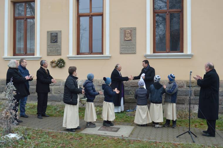 Emlékplakett Simon Jukundián tiszteletére