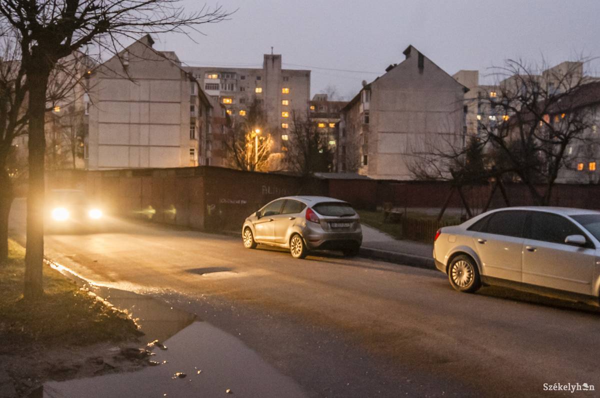 Ha nem égnek az utcai lámpák, jelezni kell az illetékeseknek. Archív &bullet;  Fotó: Veres Nándor