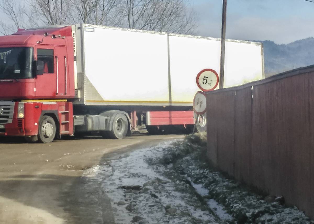 A korlátozásra azért van szükség, hogy ne rongálódjanak az utak a kamionok miatt. Illusztráció •  Fotó: Veres Nándor