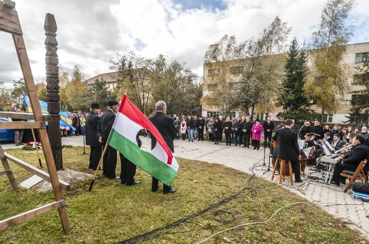 Tisztelgés a forradalmárok emléke előtt