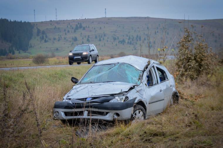 Ez a sofőr is épen megúszta, hogy teljesen összetörte az autót