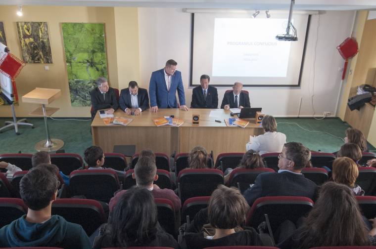 Félezer diáknak adatik meg a lehetőség, hogy kínaiul tanulhasson Hargita megyében