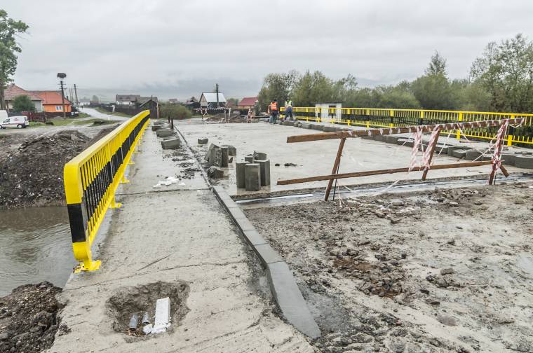 Továbbra sem közlekedhetnek az autók a csicsói Olt-hídon
