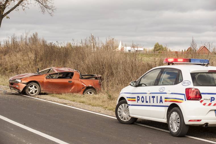 Saját lábán hagyta el a rommá törött autót