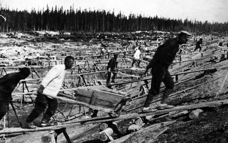 Elkobzott életekről a csíkszeredai városházán