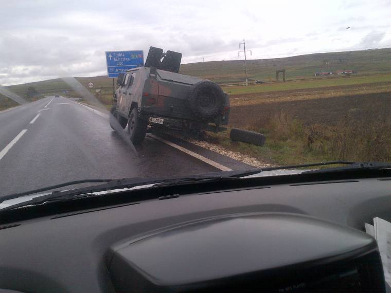 Kitört egy katonai jármű kereke