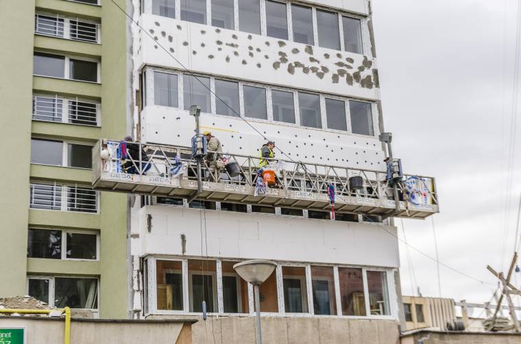 Patthelyzetben a panelházak hőszigetelése, nem akad kivitelező a munkálatokra