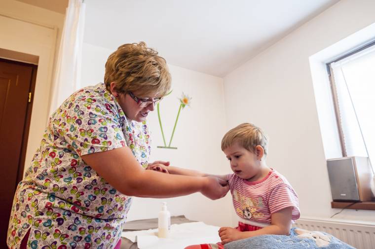 Ingyen kezelik a négyéves Júliát a klinikán – ott így tudják segíteni