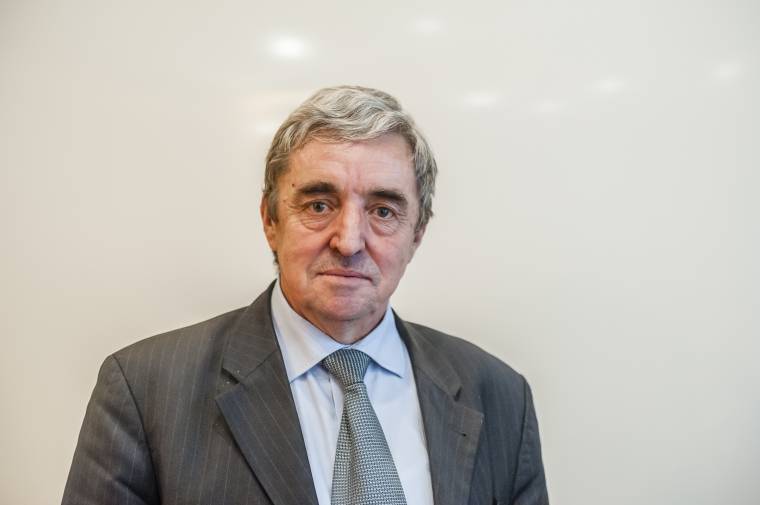 Hivatali visszaéléssel és befolyás vásárlásával vádolja Kedves Imrét a DNA