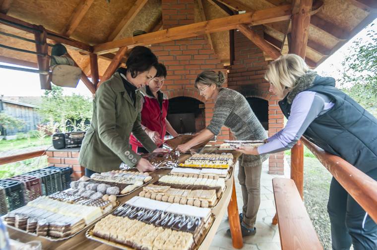 Ahol még a szomszédok sütik a tésztát a lagzira