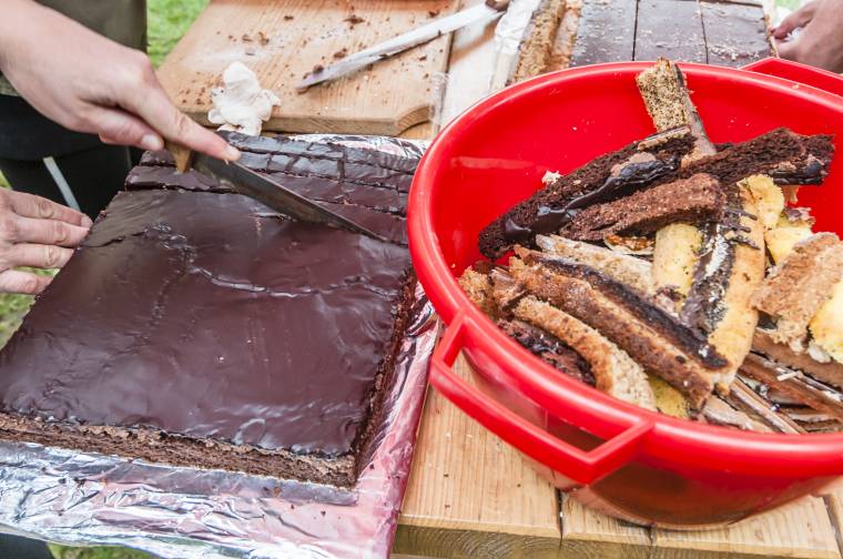 Sütemények és üdvözlőlapok az ifjaktól az időseknek