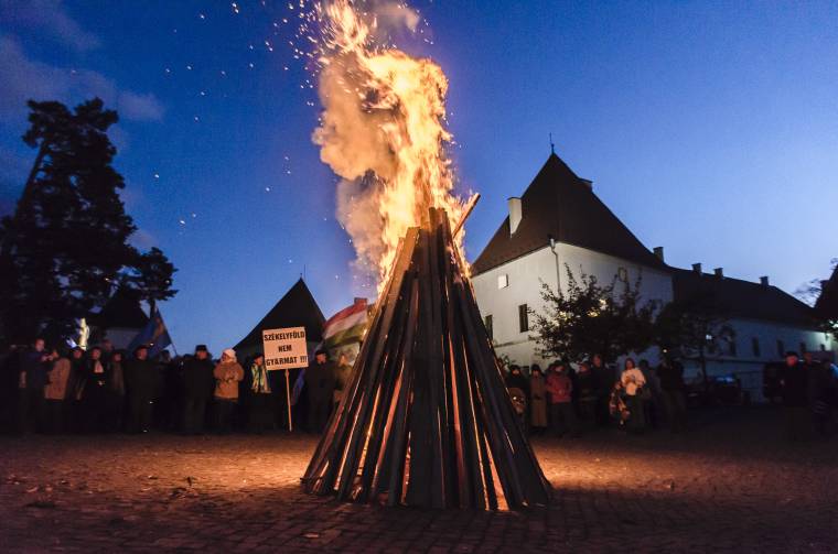 Október utolsó vasárnapján lobbannak fel az őrtüzek