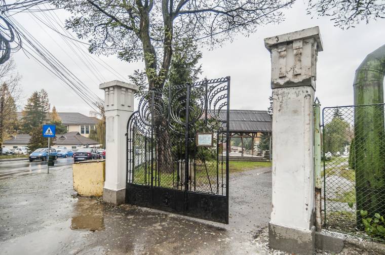 Helyreállított temetőkapu