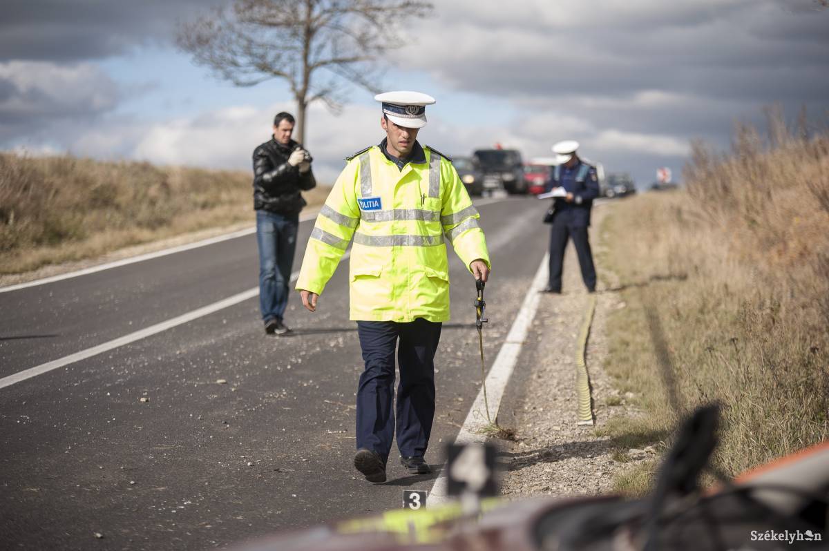Helyszínelő rendőrök a 12A jelzésű országúton. Ezen a héten a megelőzés népszerűsítésére fókuszálnak. Illusztráció •  Fotó: Veres Nándor