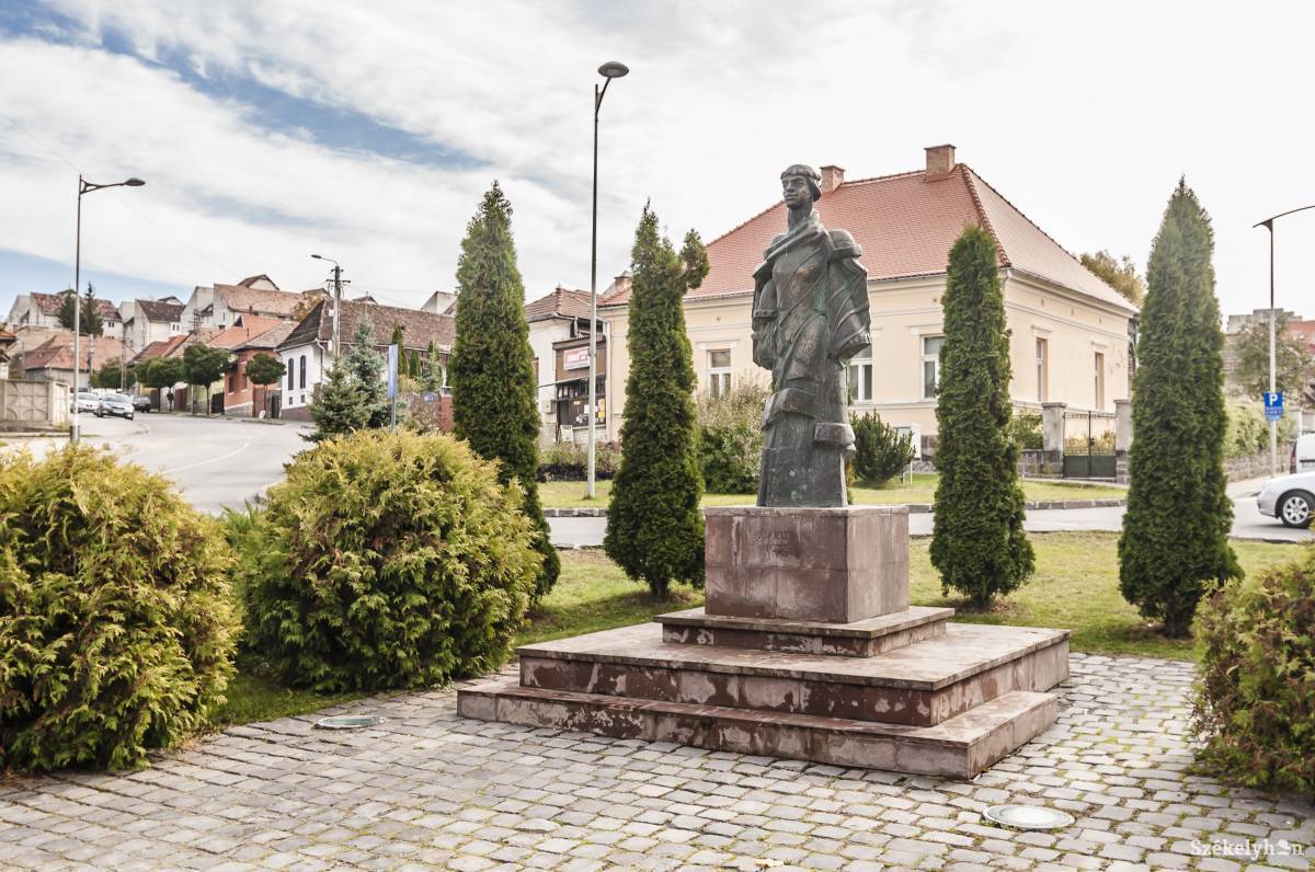 Idén nem lesz tömeges megemlékezés a csíkszeredai Gloria Victis emlékműnél •  Fotó: Veres Nándor