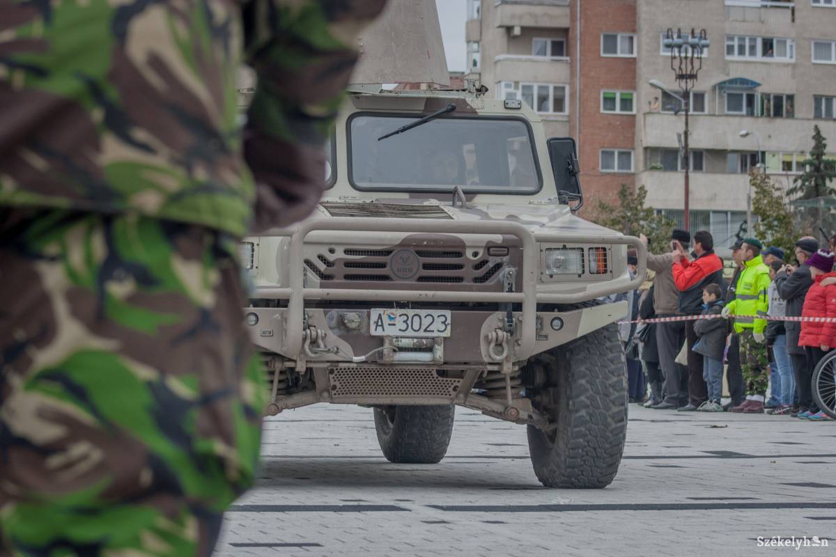 A hegyivadászok NATO-kompatibilis járművei egy csíkszeredai felvonuláson. Ehhez hasonlókat is használnak Afganisztánban •  Fotó: Pinti Attila