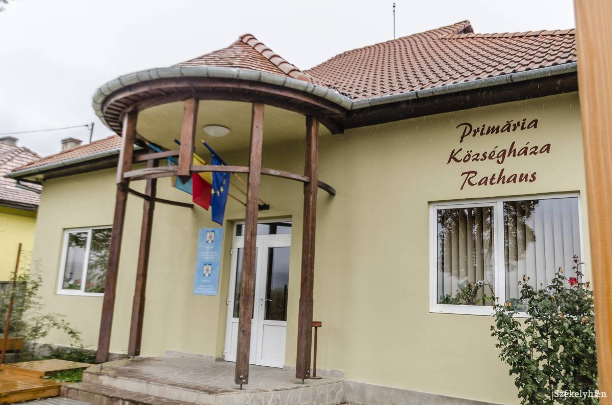 A korábbi háromnyelvű felirat •  Fotó: Gecse Noémi