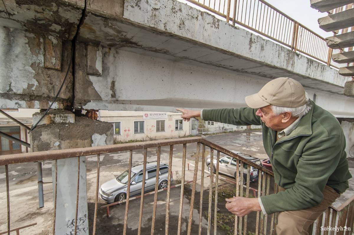 Dénes Károly szerint a tartószerkezetbe, a keresztgerendák illesztései közé beszivárgó sós víz károkat okozott. Archív &bullet;  Fotó: Veres Nándor
