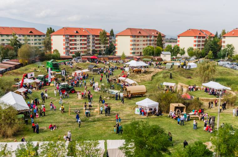Negyedszerre költözött városra a falu