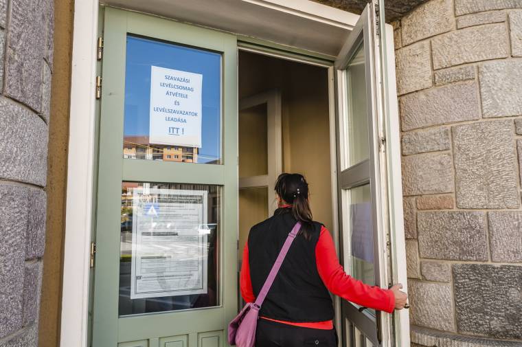 Tömeges az érdeklődés, ezrek kérnek segítséget a szavazáshoz