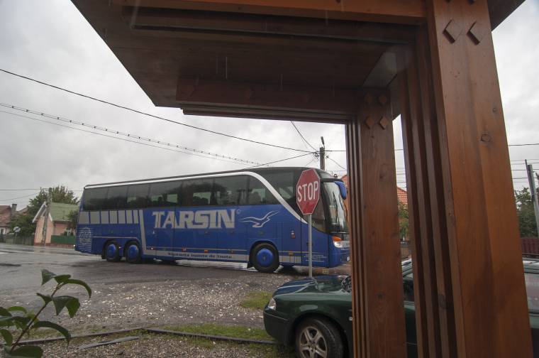 Buszra várakozó férfi lett két személyautó ütközésének áldozata