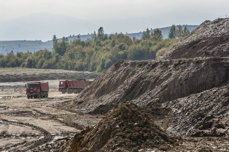 A balánbányai meddőhányók a várost és az Oltot is szennyezik