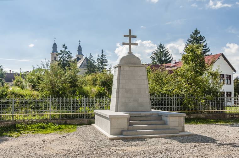 Újjáépítették a csíksomlyói országzászló-emlékművet
