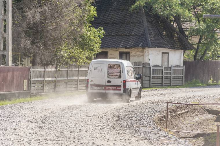 Jövő nyártól remélhetőleg már nem kell a port nyelniük 123E jelzésű megyei út mentén lakóknak