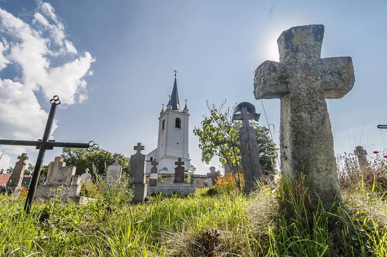 Önkéntes gyűjtőmunkával feltérképezett sírkeresztek