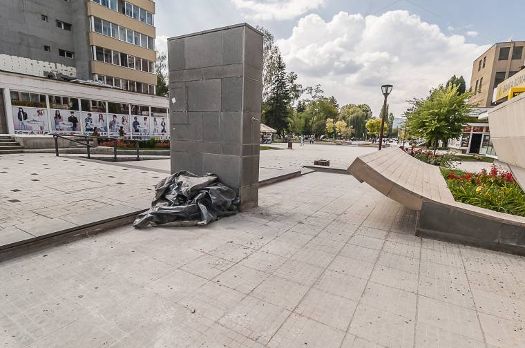 Meglazult a burkolat, javítani kell a szökőkutat