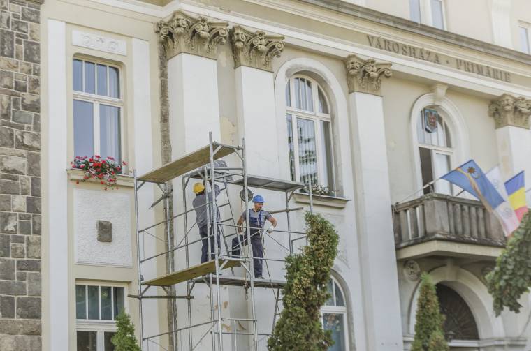 Kijavítják a csíkszeredai városháza homlokzatát