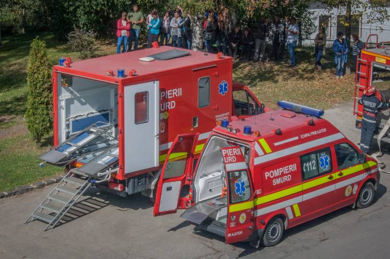 Szólnak a szirénák, száguldanak a mentőegységek, de nincs baj