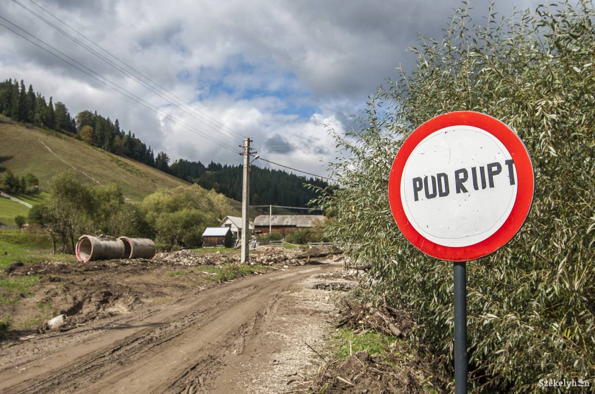 Hidakat, kerteket rongált meg az áradás tavaly Bükkhavaspatakán. Archív •  Fotó: Veres Nándor