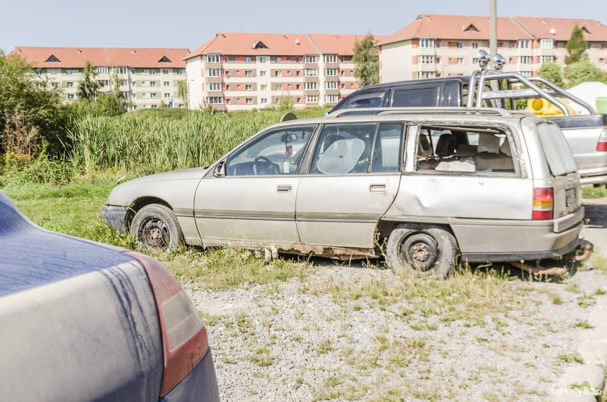 Csíkszeredában sem ritka látvány a gyommal körbenőtt, gazdátlan autó. Képünk illusztráció •  Fotó: Gecse Noémi
