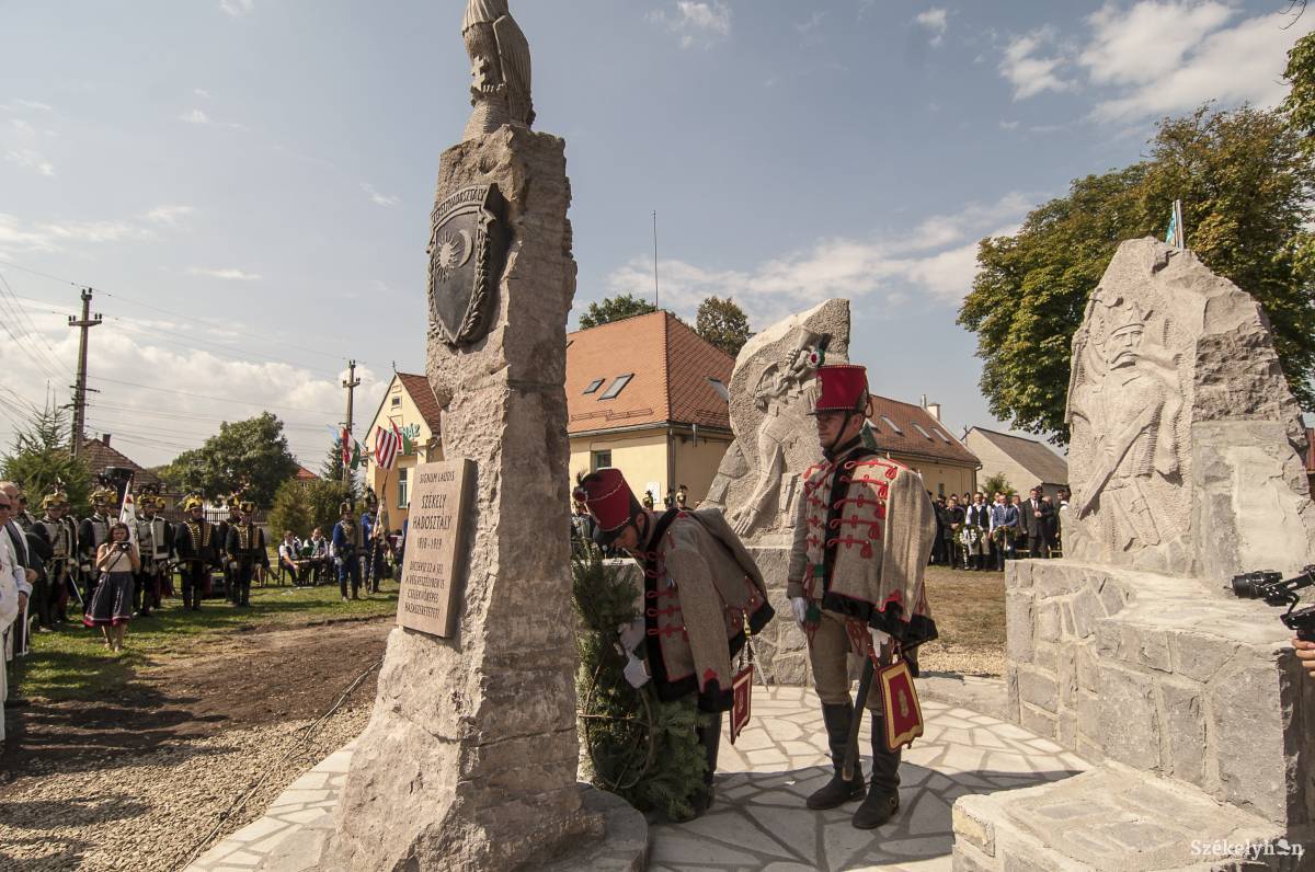 A Székely Hadosztály emlékműve a csíksomlyói Fodor-ház udvarán. Megemlékezést tartanak június 4-én. Archív •  Fotó: Veres Nándor