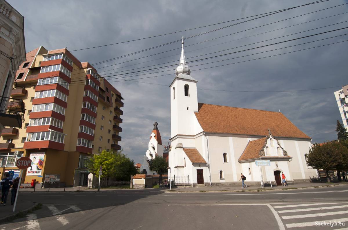 A csíkszeredai Szent Kereszt-templom •  Fotó: Veres Nándor