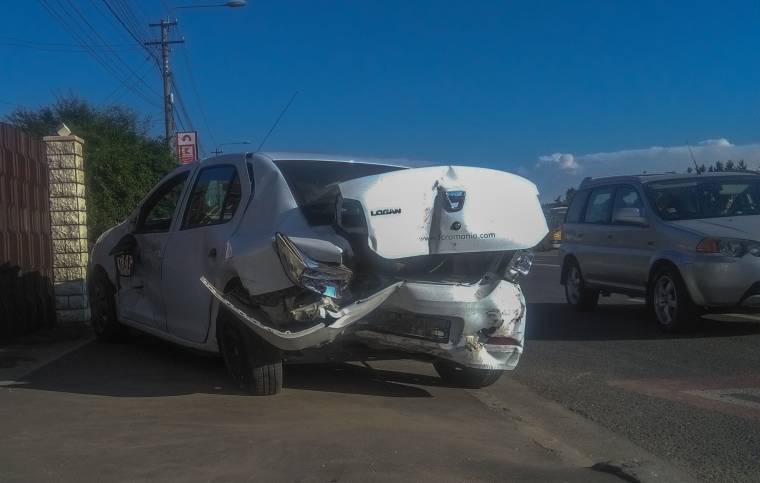 Parkoló autónak csapódott