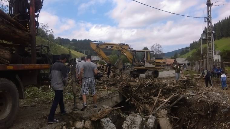 Több tucat háztartást zárt el a külvilágtól az ár