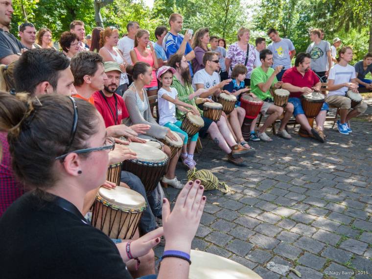 Ritmushangszereken játszó világsztárok Csíkszeredában