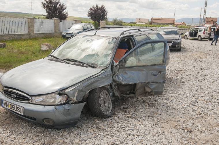 Egyik autót hátulról, a másikat szemből ütötte el