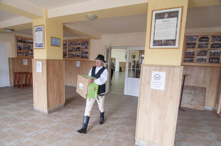 Alcsíki települések részesültek könyvadományban