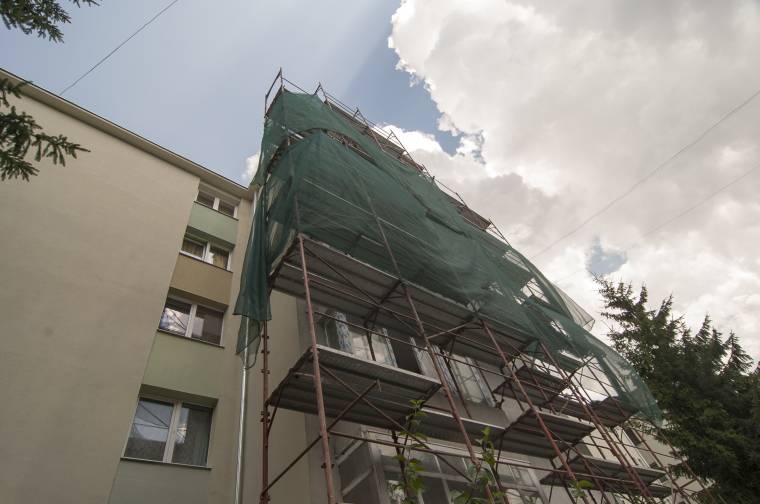 Újabb hőszigetelést végző cég hagyta abba a munkát