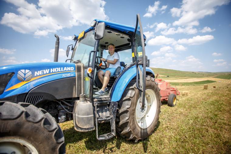 Traktort vezetett, tehenet fejt, állatokat látott el a kalandor
