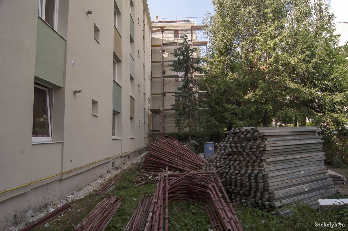 A perbe hívott cégek közül kettő a hőszigeteléseket sem fejezte be •  Fotó: Veres Nándor